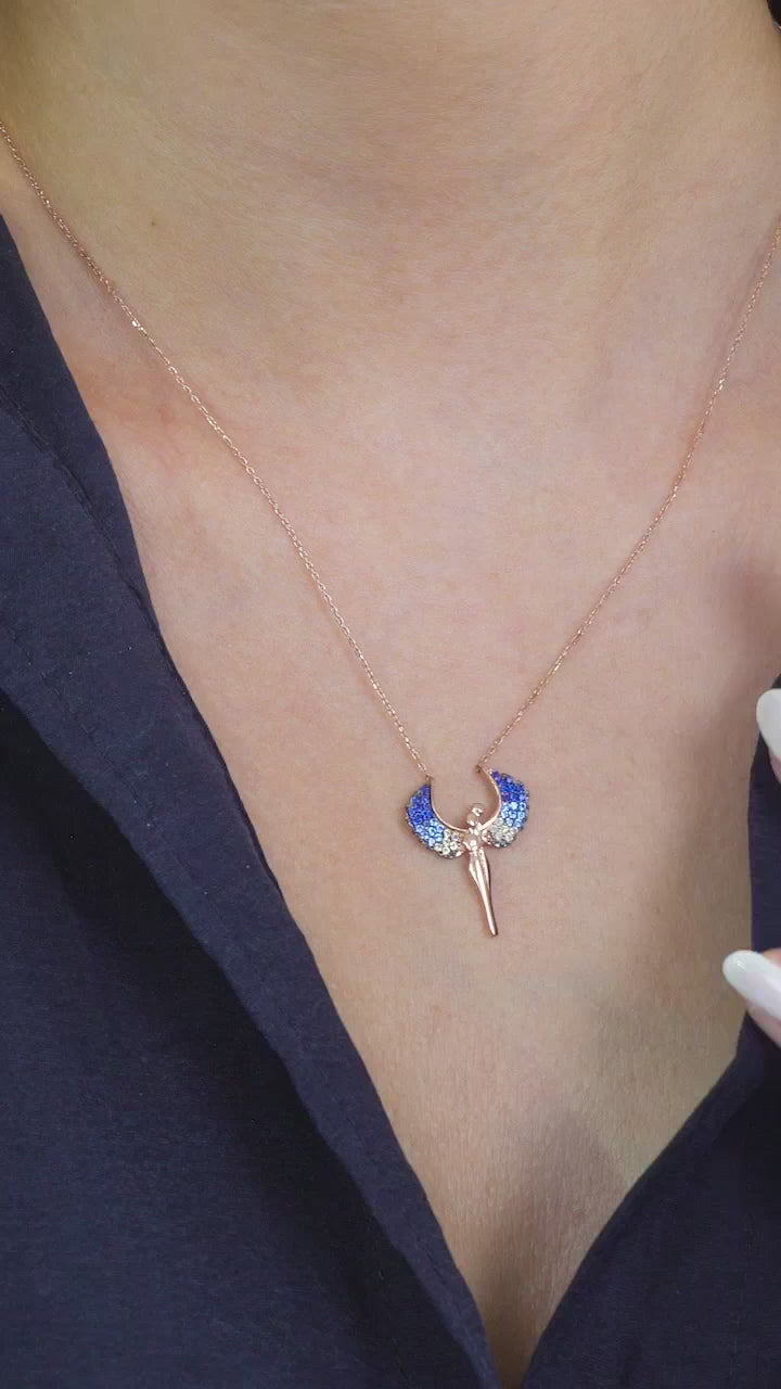 Taki | Collana d'argento con coppia abbracciata e pietra blu Ali di Michael Angel