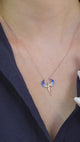 Taki | Collana d'argento con coppia abbracciata e pietra blu Ali di Michael Angel
